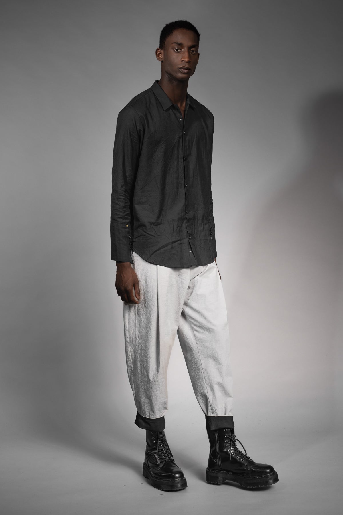 eigensinnig wien | Chiavacci | Weite, weiße Designer-Sommerhose mit Bundfalten aus japanischer Baumwolle