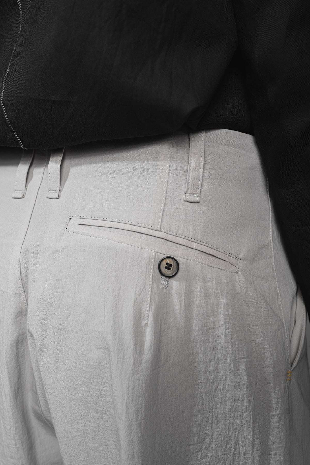 eigensinnig wien | Chiavacci | Weite, weiße Designer-Sommerhose mit Bundfalten aus japanischer Baumwolle