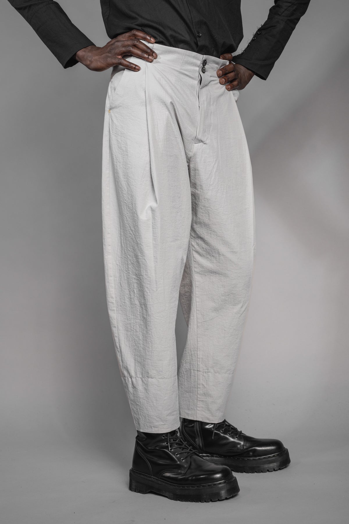 eigensinnig wien | Chiavacci | Weite, weiße Designer-Sommerhose mit Bundfalten aus japanischer Baumwolle