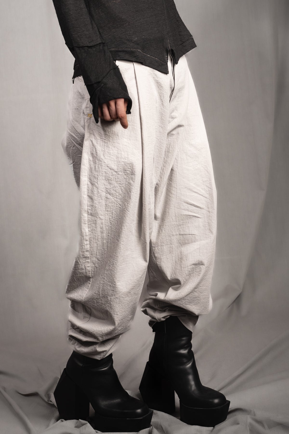 eigensinnig wien | Chiavacci | Weite, weiße Designer-Sommerhose mit Bundfalten aus japanischer Baumwolle