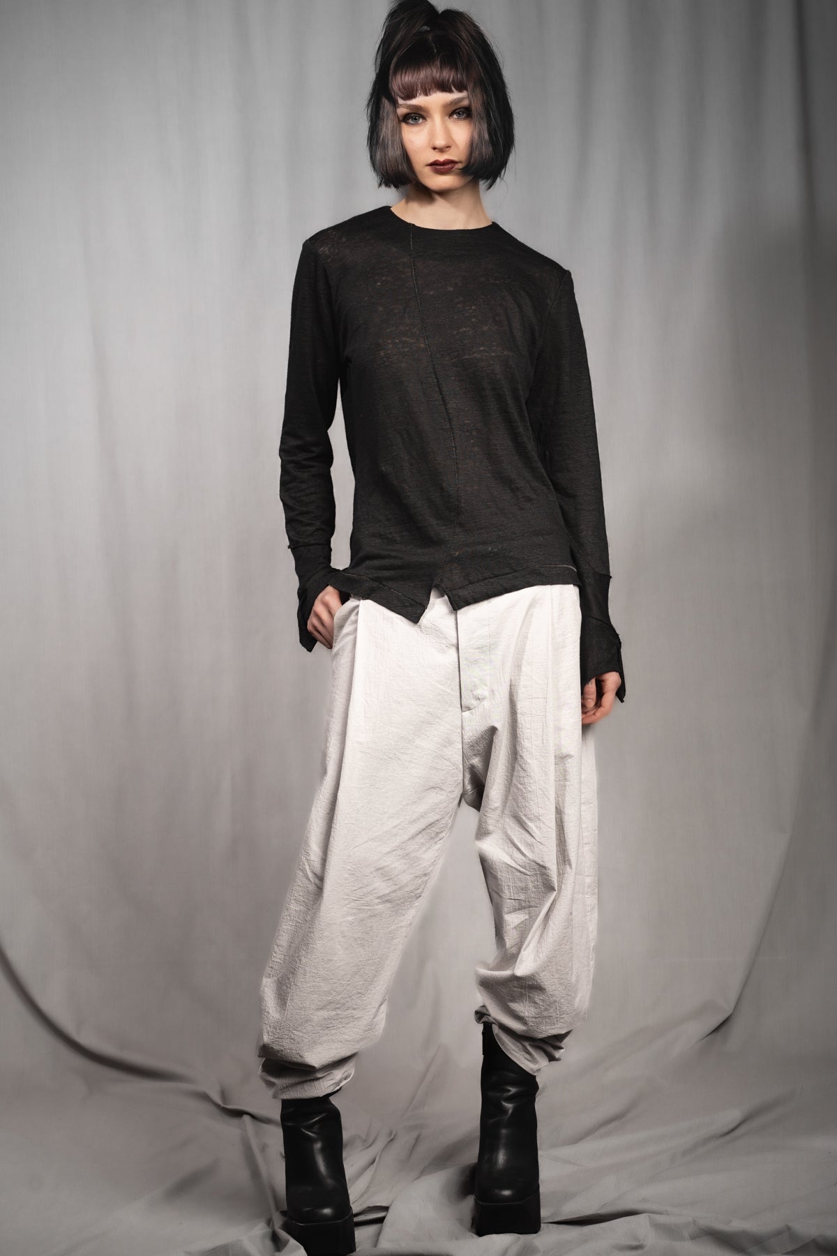 eigensinnig wien | Chiavacci | Weite, weiße Designer-Sommerhose mit Bundfalten aus japanischer Baumwolle