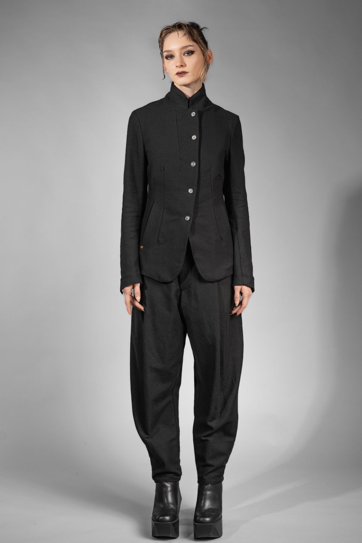 eigensinnig wien | ChiCar | Schwarzer Designer Damen-Woll-Anzug mit Baggy Hose