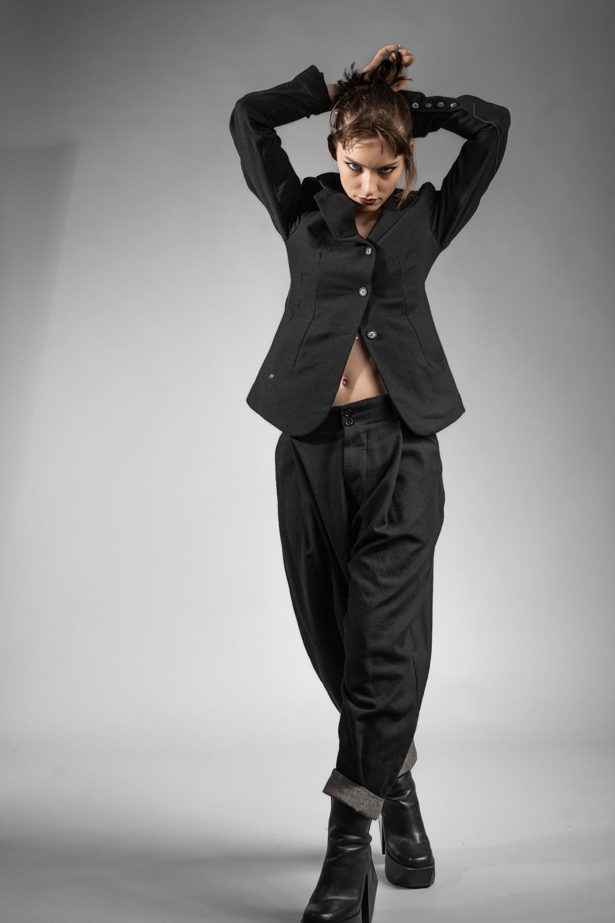 eigensinnig wien | ChiCar | Schwarzer Designer Damen-Woll-Anzug mit Baggy Hose