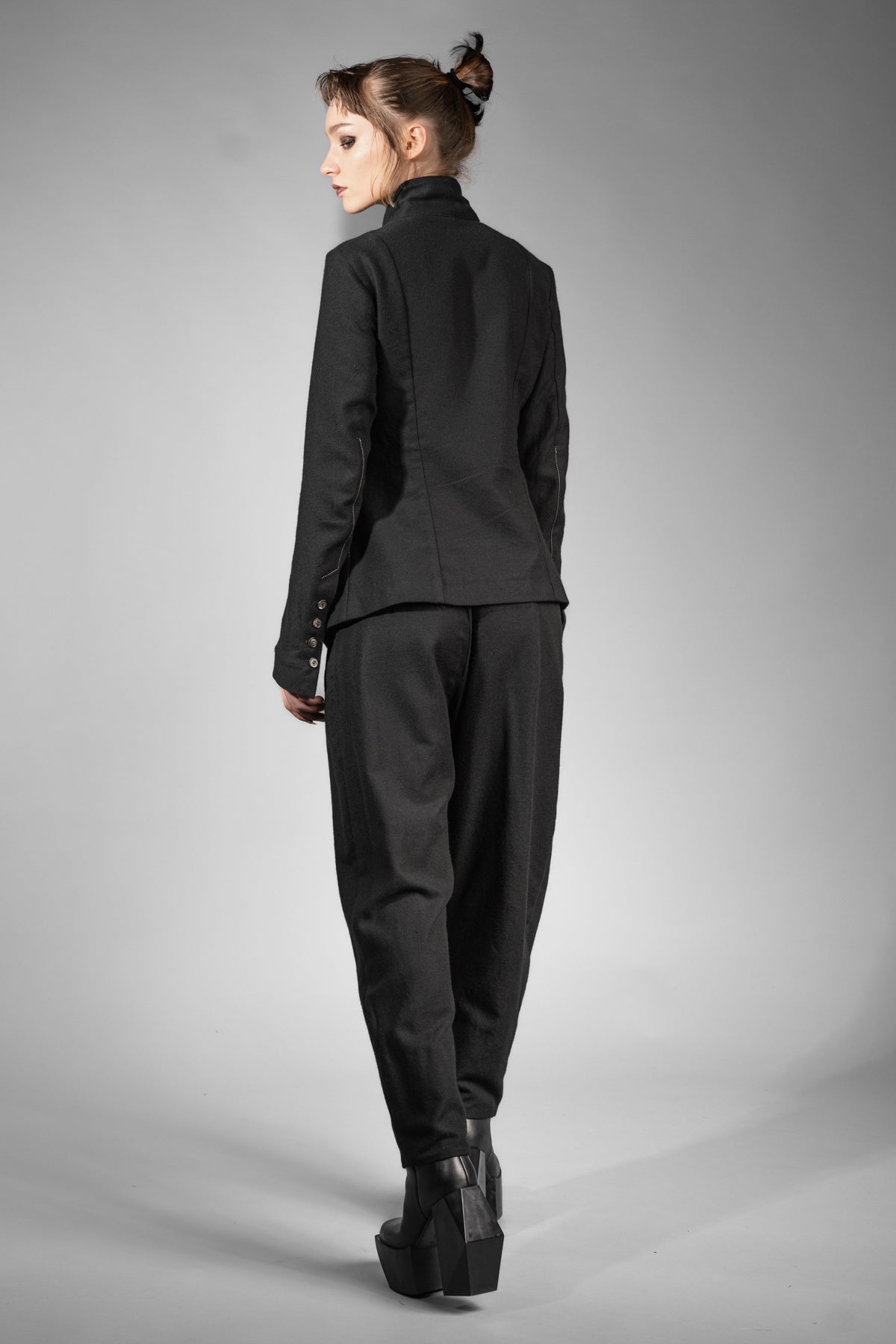 eigensinnig wien | ChiCar | Schwarzer Designer Damen-Woll-Anzug mit Baggy Hose
