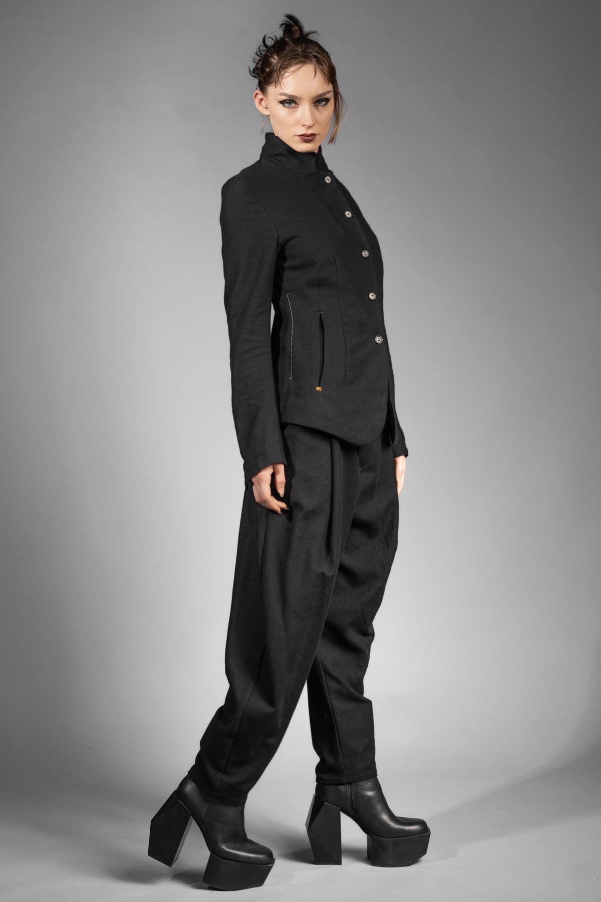 eigensinnig wien | ChiCar | Schwarzer Designer Damen-Woll-Anzug mit Baggy Hose