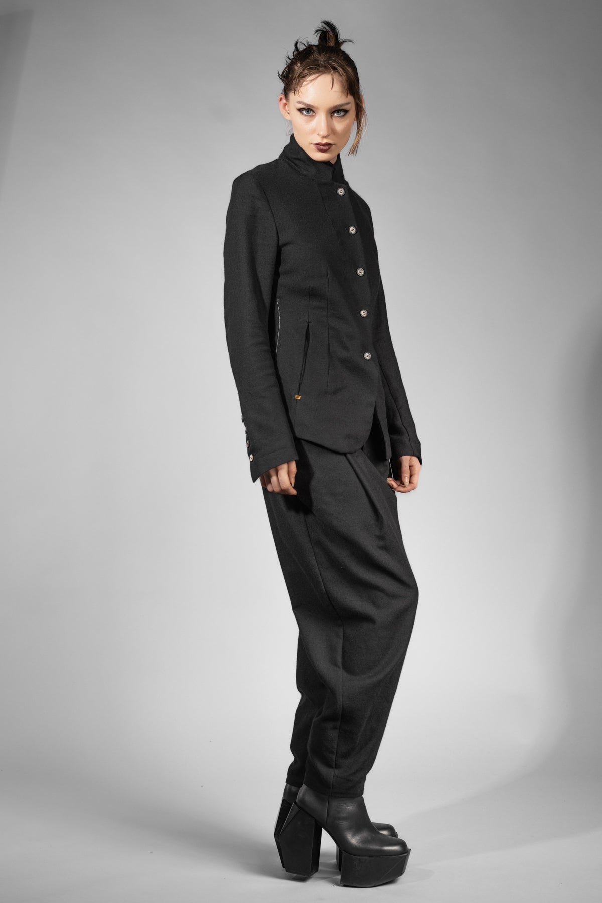 eigensinnig wien | ChiCar | Schwarzer Designer Damen-Woll-Anzug mit Baggy Hose