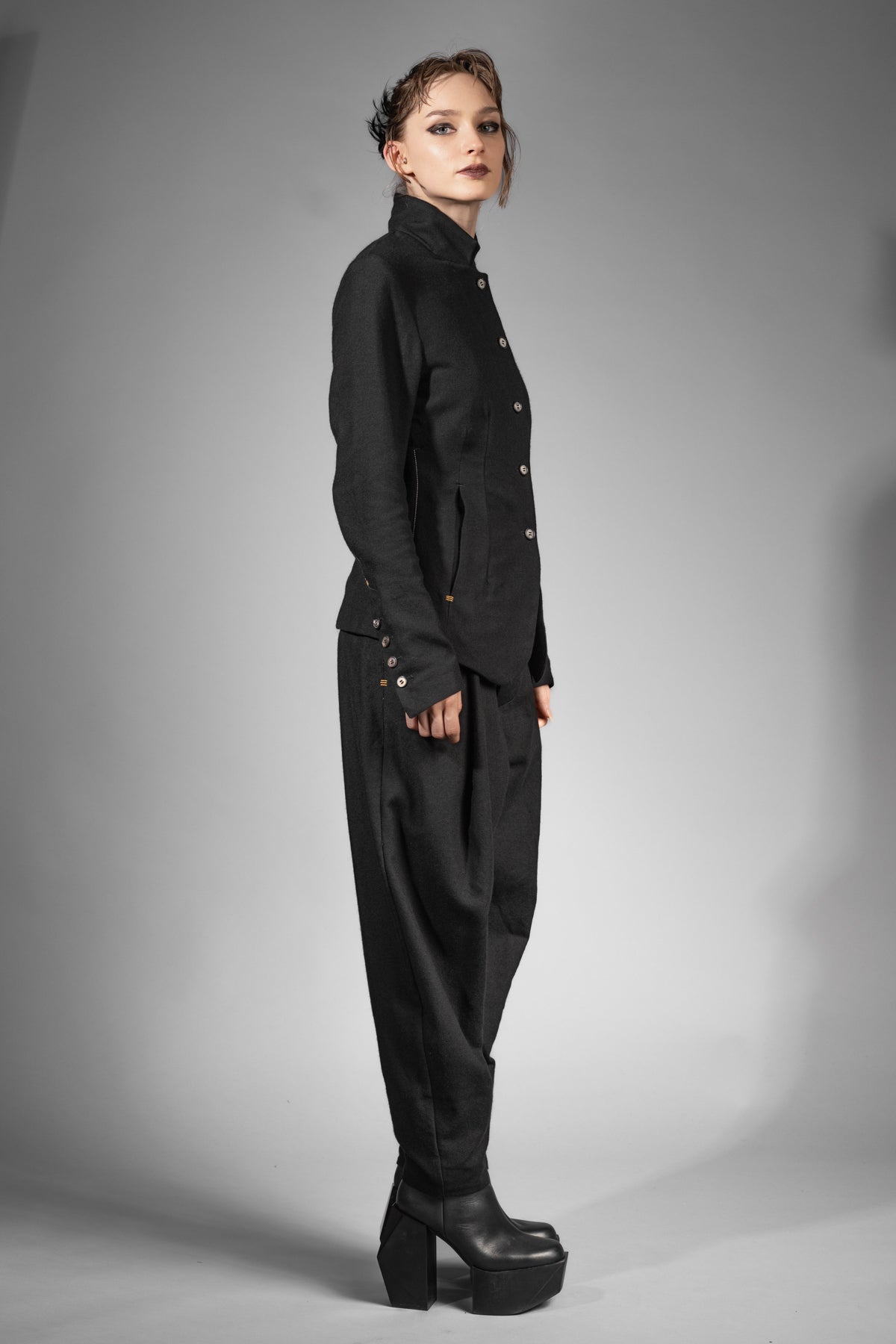 eigensinnig wien | ChiCar | Schwarzer Designer Damen-Woll-Anzug mit Baggy Hose