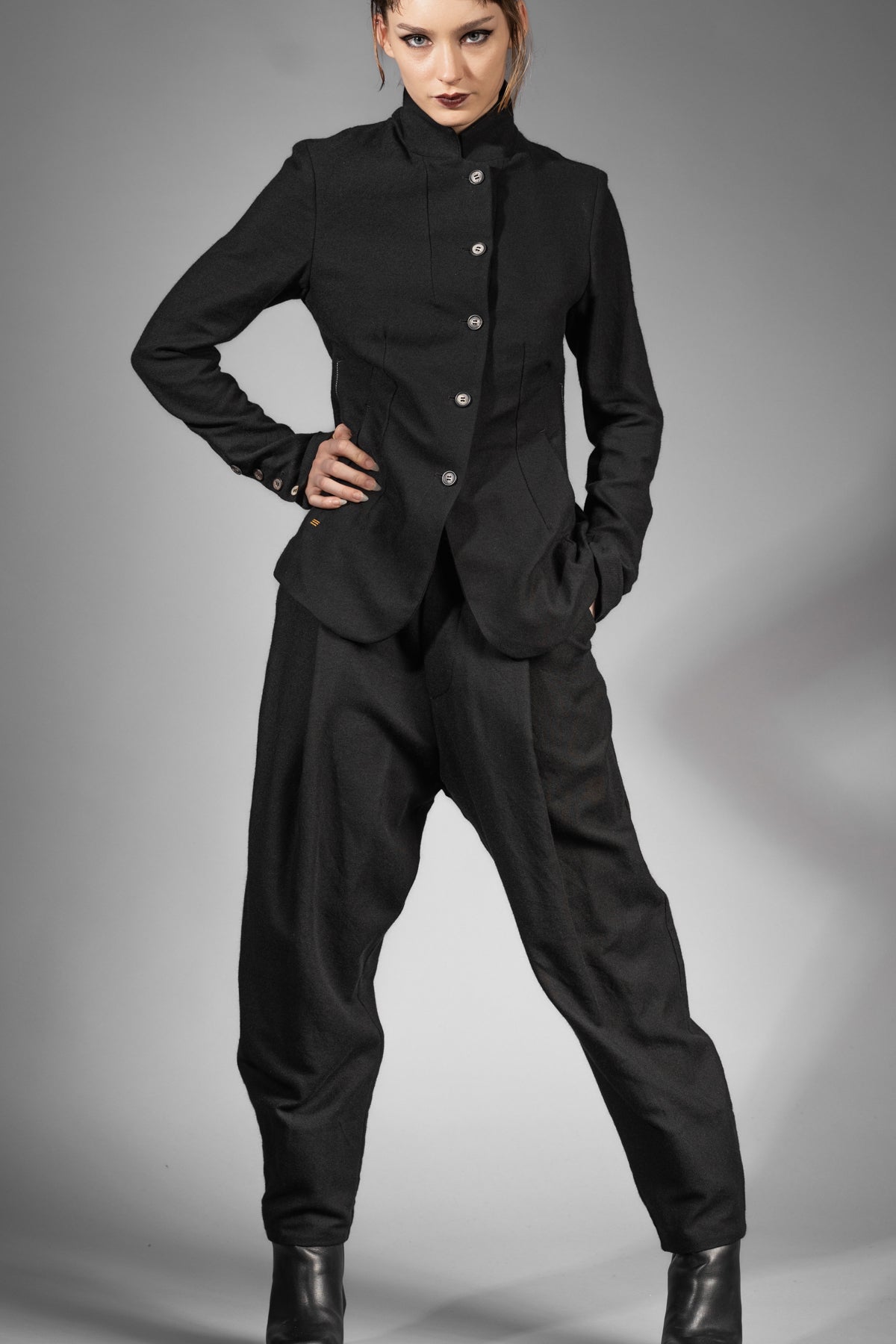 eigensinnig wien | ChiCar | Schwarzer Designer Damen-Woll-Anzug mit Baggy Hose