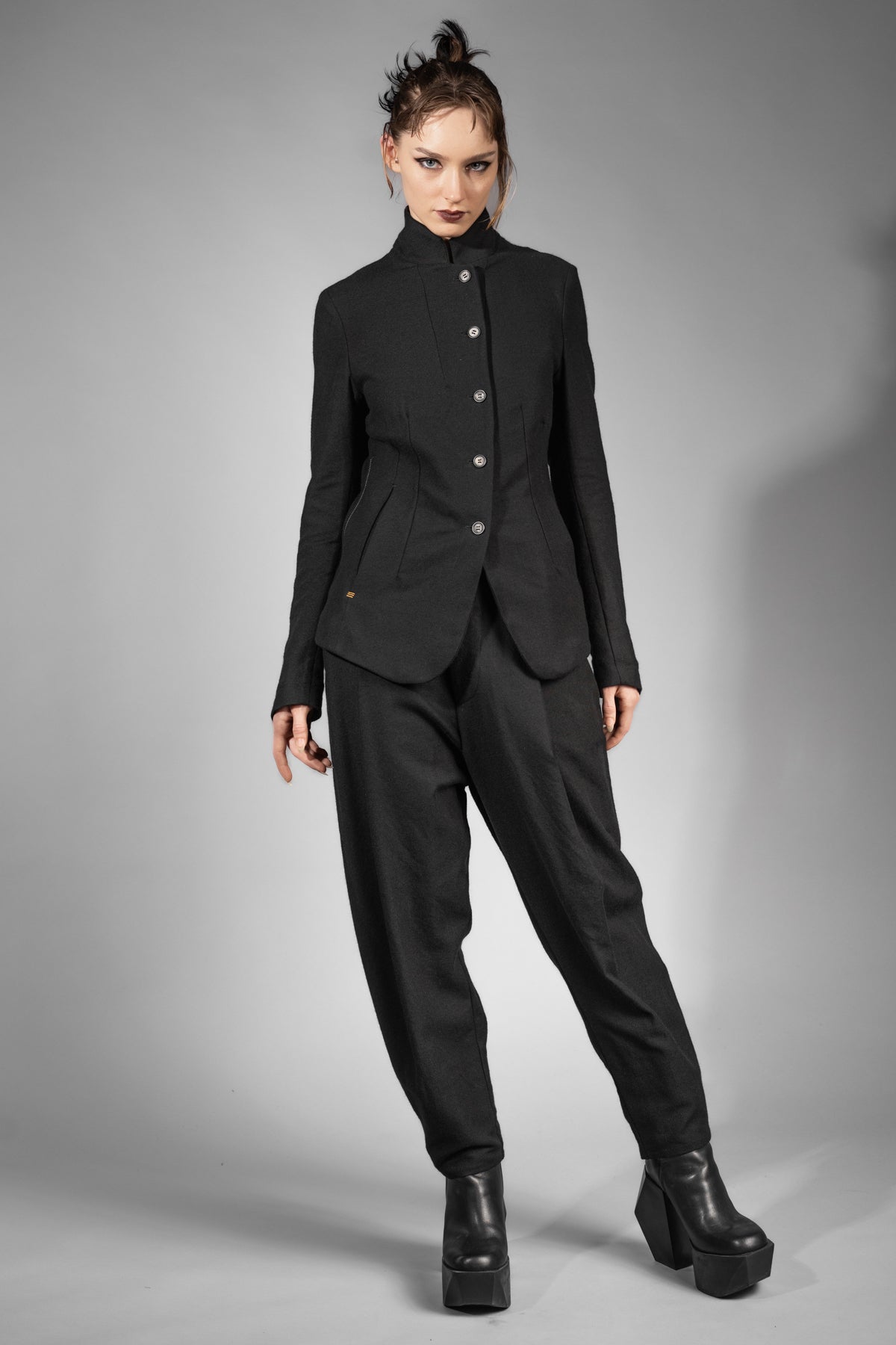 eigensinnig wien | ChiCar | Schwarzer Designer Damen-Woll-Anzug mit Baggy Hose