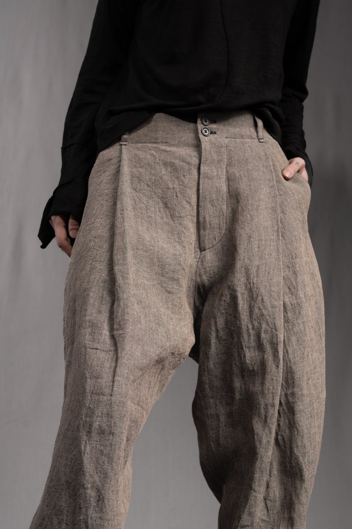 eigensinnig wien | ChiTho | Progressiver Leinen-Zweiteiler mit Overshirt und Drop Crotch Pants