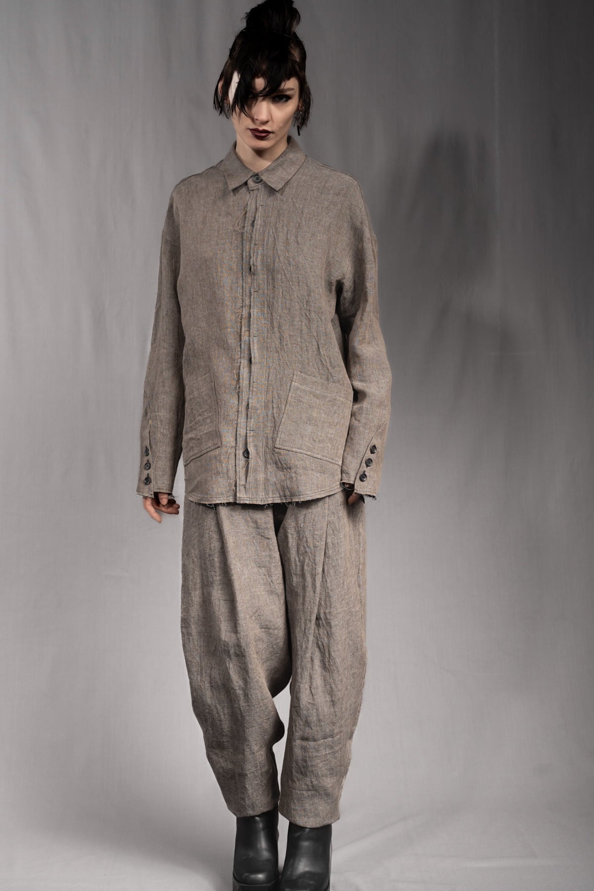 eigensinnig wien | ChiTho | Progressiver Leinen-Zweiteiler mit Overshirt und Drop Crotch Pants