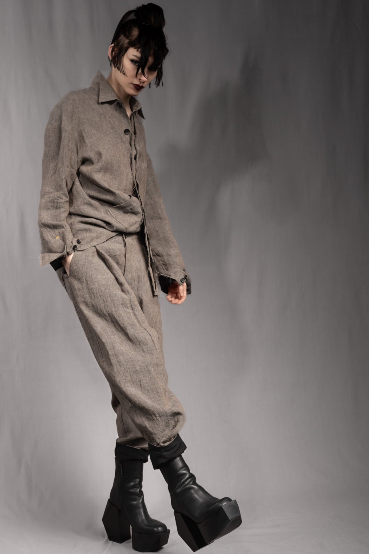 eigensinnig wien | ChiTho | Progressiver Leinen-Zweiteiler mit Overshirt und Drop Crotch Pants