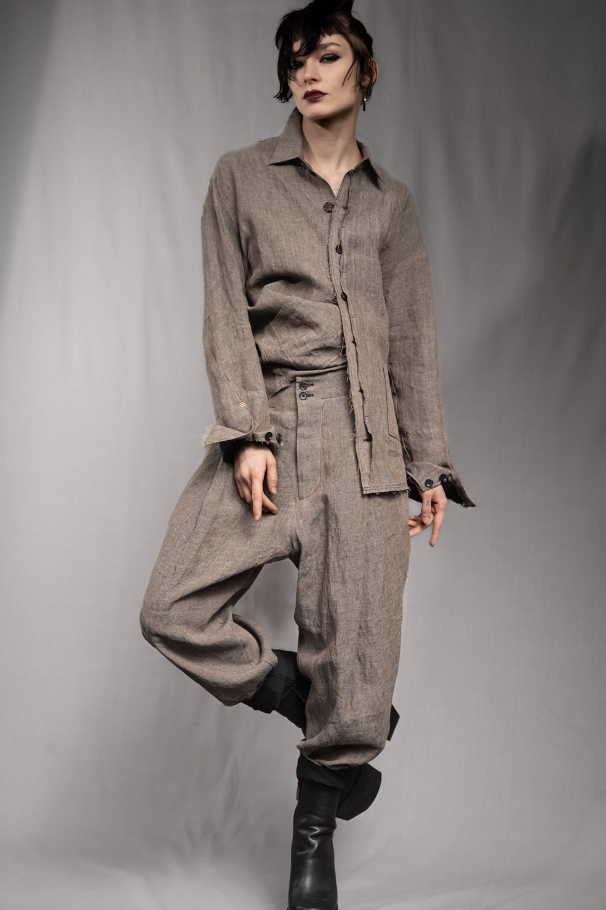 eigensinnig wien | ChiTho | Progressiver Leinen-Zweiteiler mit Overshirt und Drop Crotch Pants