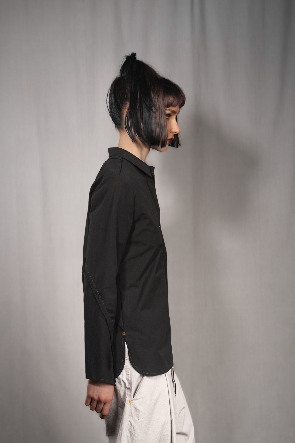 eigensinnig wien | Chomsky | Extravagante, schwarze Hemdbluse für Damen aus japanischer Baumwolle