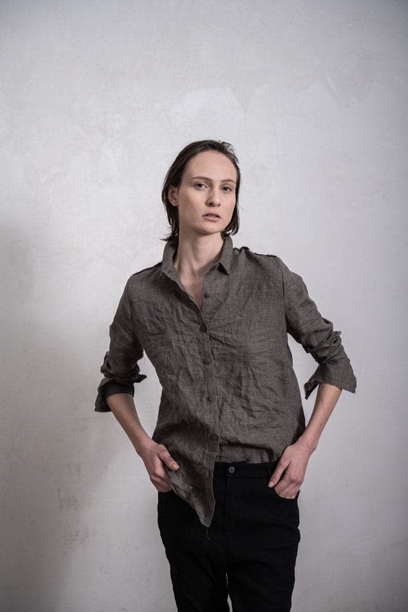 eigensinnig wien | Chomsky II | Leichte Damenbluse aus Leinen mit kleinem Kragen in braun-grau