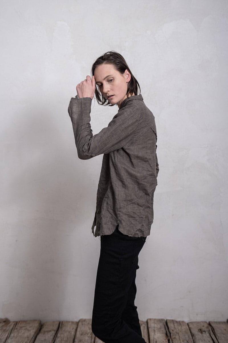 eigensinnig wien | Chomsky II | Leichte Damenbluse aus Leinen mit kleinem Kragen in braun-grau