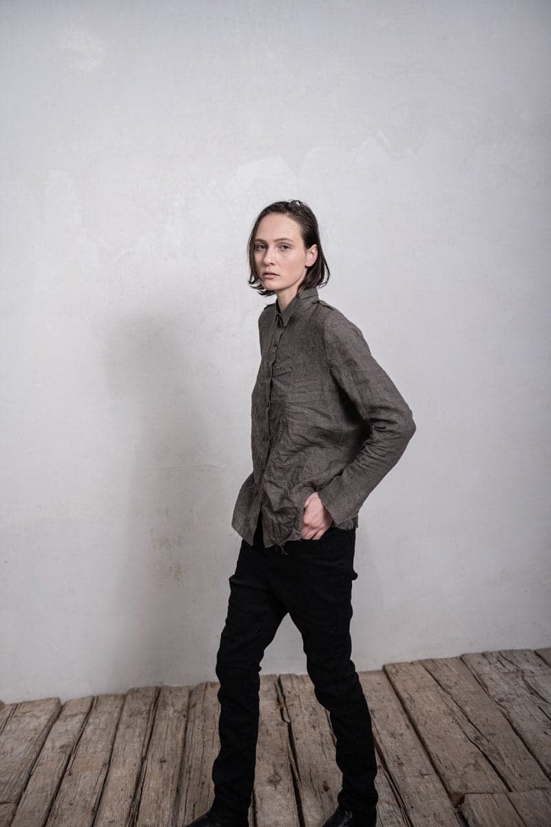 eigensinnig wien | Chomsky II | Leichte Damenbluse aus Leinen mit kleinem Kragen in braun-grau