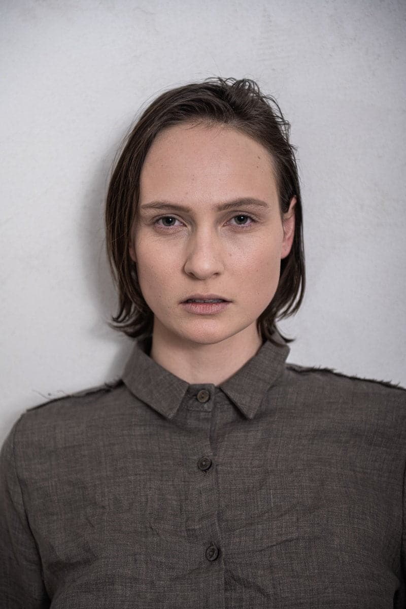 eigensinnig wien | Chomsky II | Leichte Damenbluse aus Leinen mit kleinem Kragen in braun-grau