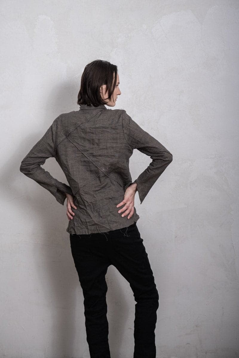 eigensinnig wien | Chomsky II | Leichte Damenbluse aus Leinen mit kleinem Kragen in braun-grau