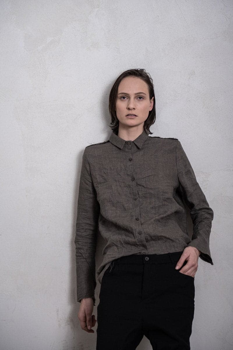 eigensinnig wien | Chomsky II | Leichte Damenbluse aus Leinen mit kleinem Kragen in braun-grau