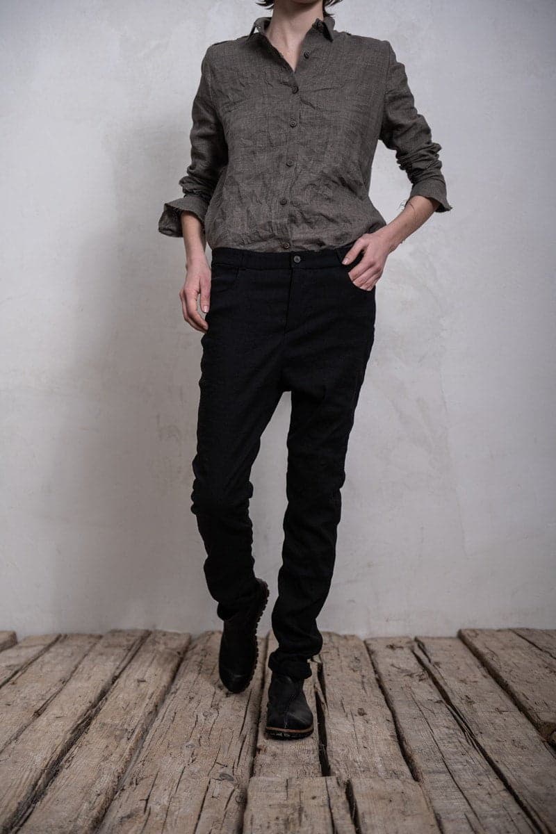 eigensinnig wien | Chomsky II | Leichte Damenbluse aus Leinen mit kleinem Kragen in braun-grau