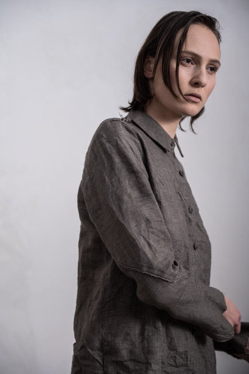 eigensinnig wien | Chomsky II | Leichte Damenbluse aus Leinen mit kleinem Kragen in braun-grau
