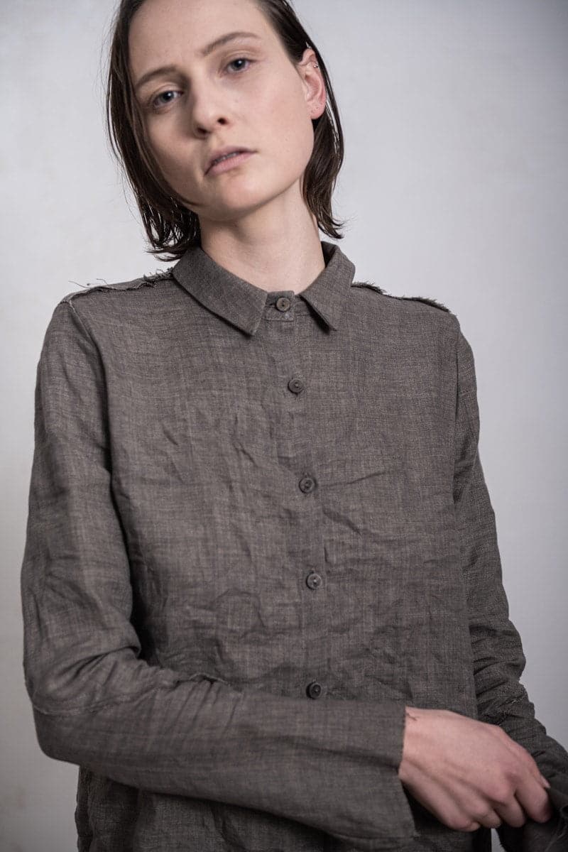 eigensinnig wien | Chomsky II | Leichte Damenbluse aus Leinen mit kleinem Kragen in braun-grau