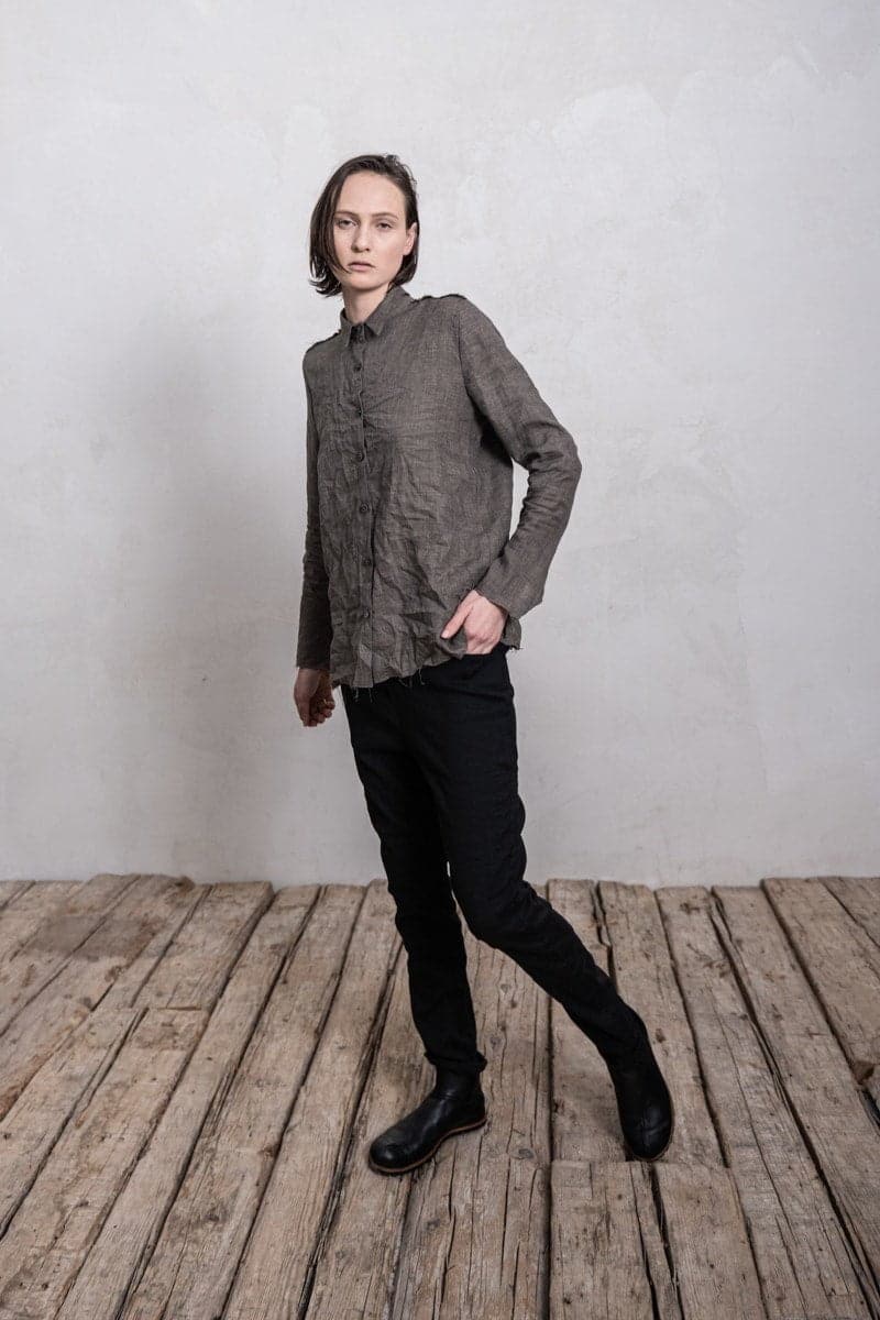 eigensinnig wien | Chomsky II | Leichte Damenbluse aus Leinen mit kleinem Kragen in braun-grau