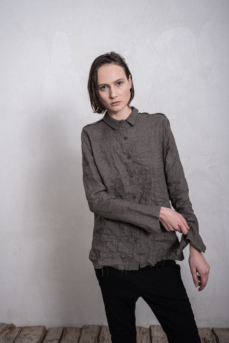 eigensinnig wien | Chomsky II | Leichte Damenbluse aus Leinen mit kleinem Kragen in braun-grau