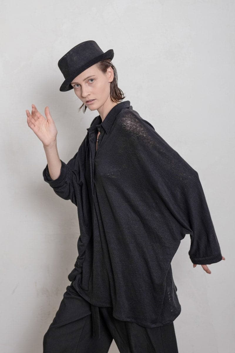 eigensinnig wien | Cicero | Außergewöhnliche Oversize Bluse aus Leinen in Schwarz