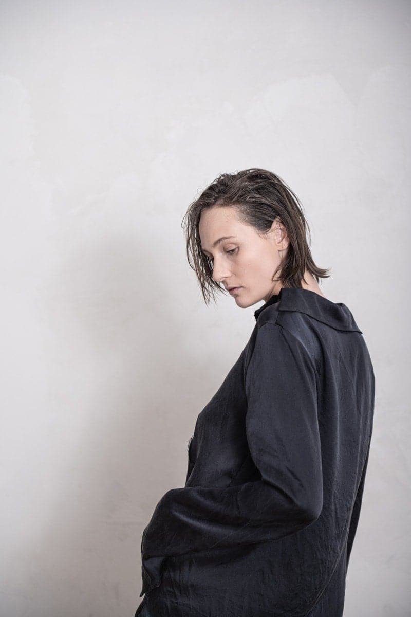 eigensinnig wien | Colette | Besondere Damen Seidenbluse mit ungewöhnlichem Kragen in schwarz