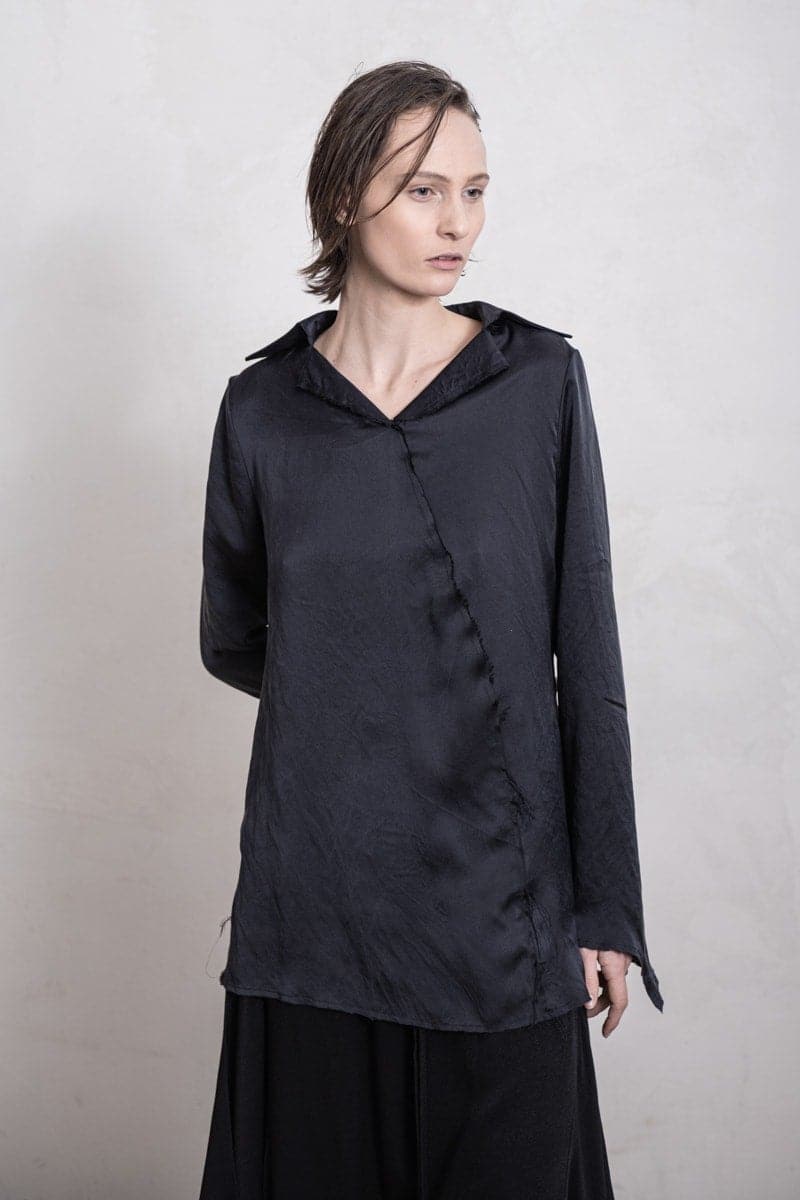 eigensinnig wien | Colette | Besondere Damen Seidenbluse mit ungewöhnlichem Kragen in schwarz
