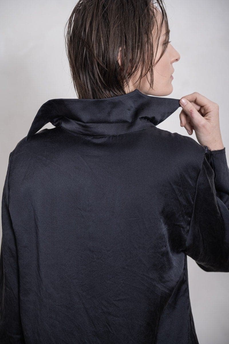 eigensinnig wien | Colette | Besondere Damen Seidenbluse mit ungewöhnlichem Kragen in schwarz