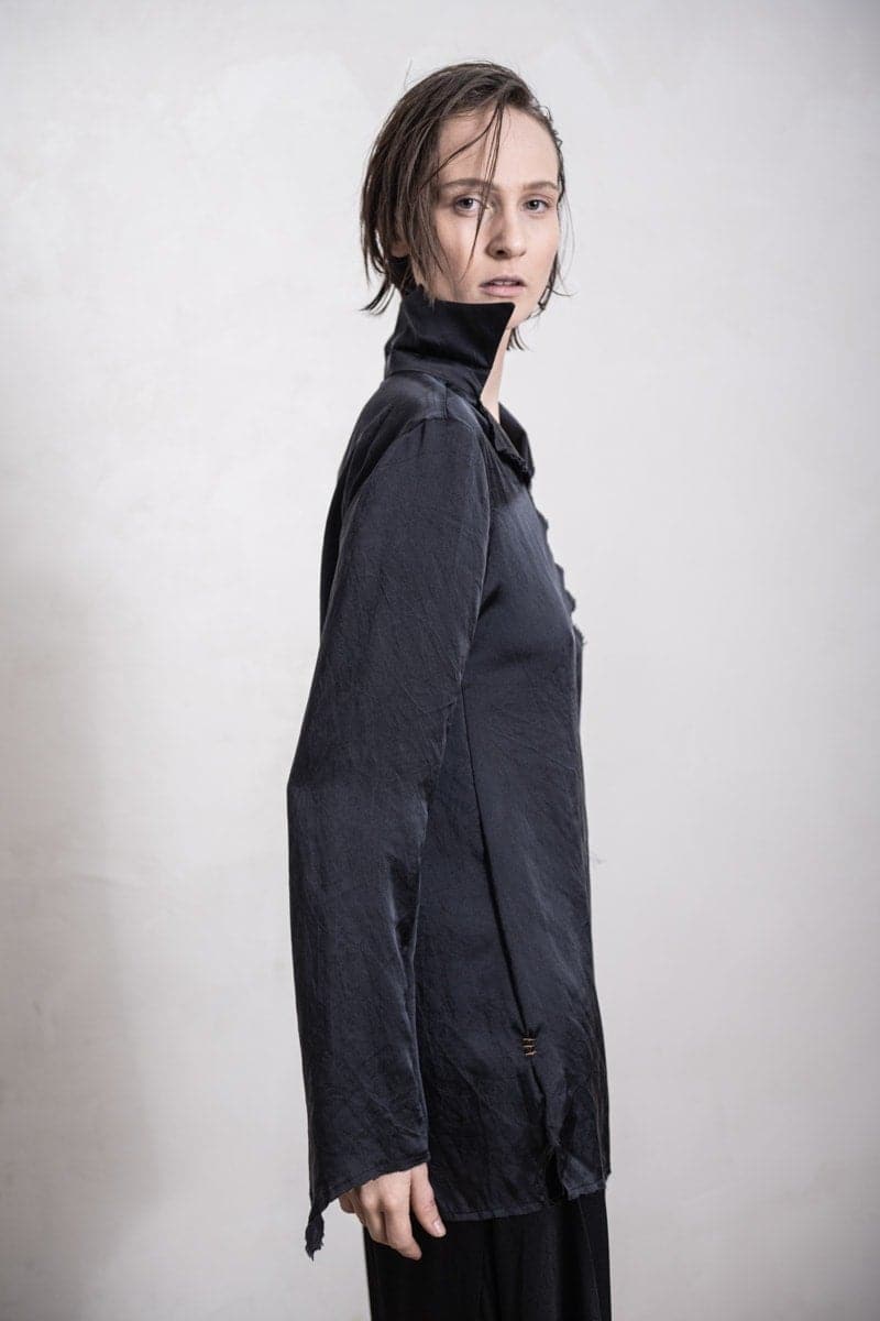 eigensinnig wien | Colette | Besondere Damen Seidenbluse mit ungewöhnlichem Kragen in schwarz