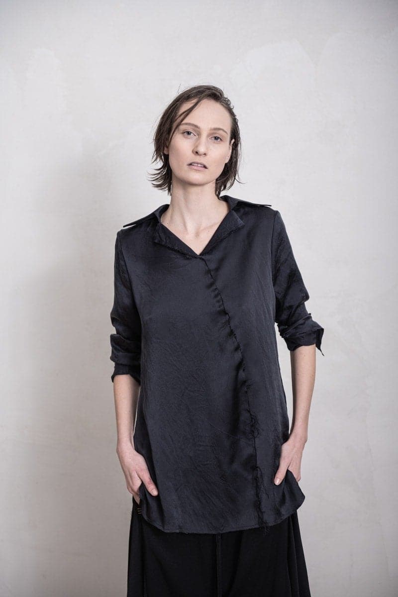 eigensinnig wien | Colette | Besondere Damen Seidenbluse mit ungewöhnlichem Kragen in schwarz