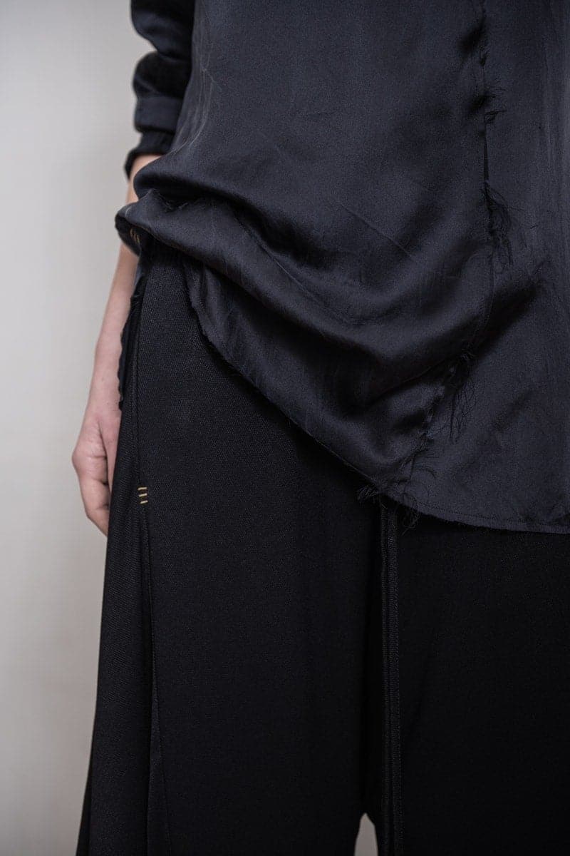 eigensinnig wien | Colette | Besondere Damen Seidenbluse mit ungewöhnlichem Kragen in schwarz