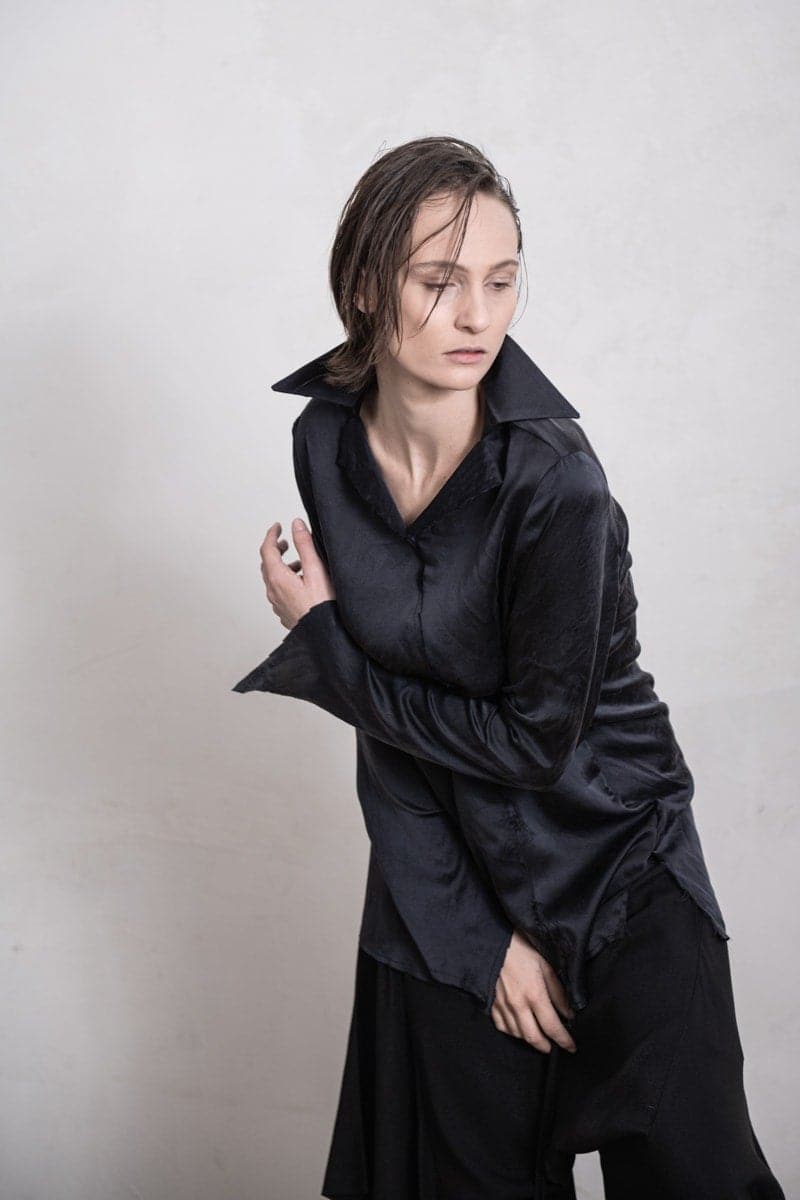 eigensinnig wien | Colette | Besondere Damen Seidenbluse mit ungewöhnlichem Kragen in schwarz