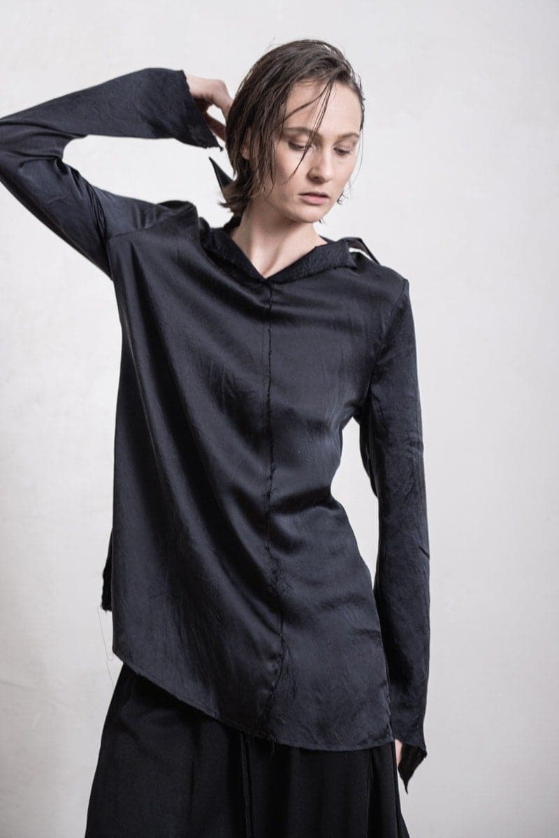 eigensinnig wien | Colette | Besondere Damen Seidenbluse mit ungewöhnlichem Kragen in schwarz