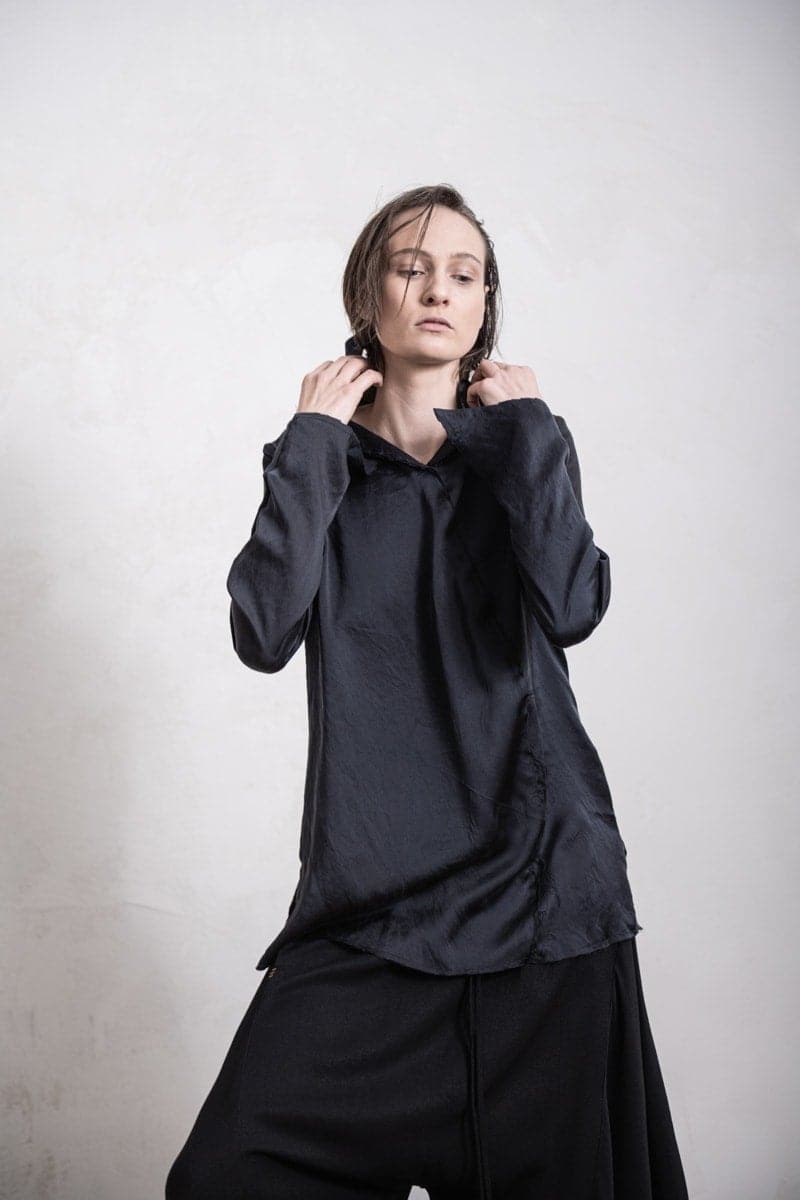 eigensinnig wien | Colette | Besondere Damen Seidenbluse mit ungewöhnlichem Kragen in schwarz