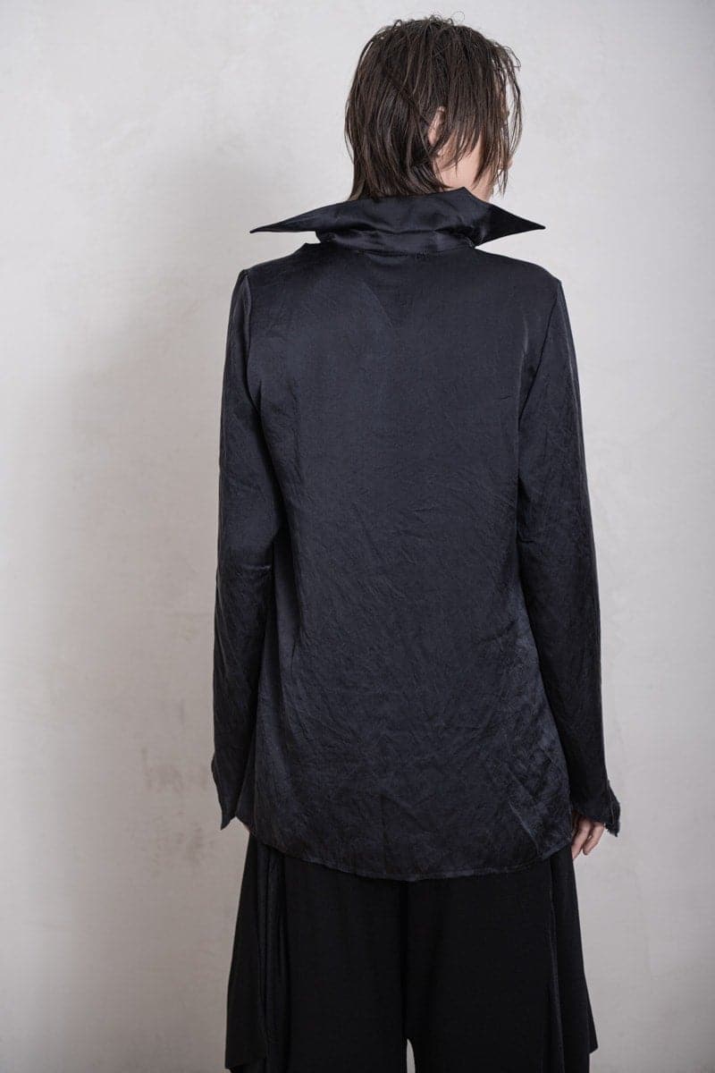 eigensinnig wien | Colette | Besondere Damen Seidenbluse mit ungewöhnlichem Kragen in schwarz