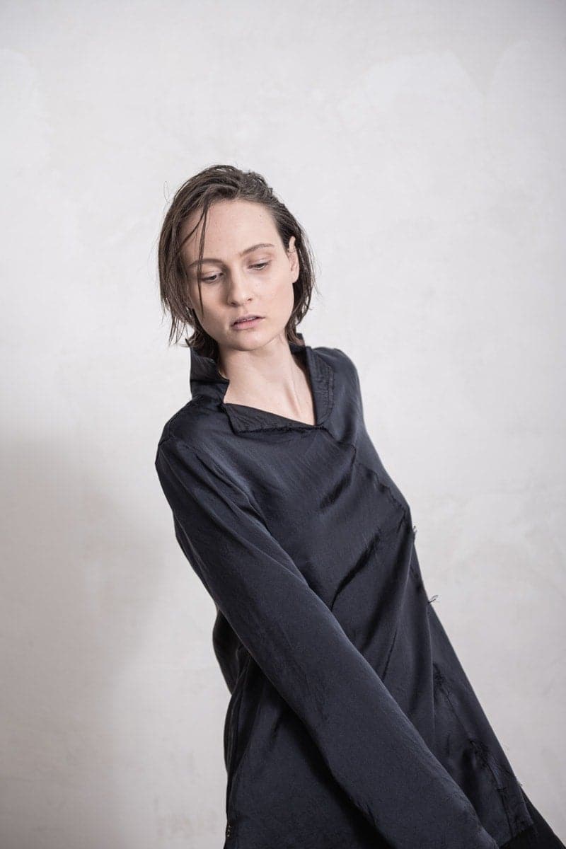 eigensinnig wien | Colette | Besondere Damen Seidenbluse mit ungewöhnlichem Kragen in schwarz