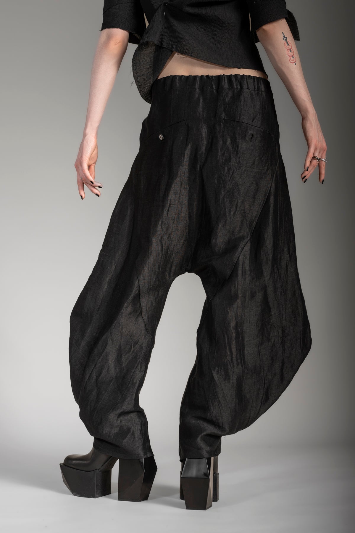 eigensinnig wien | Coltrane | Extravagante Leinen Culotte in Schwarz