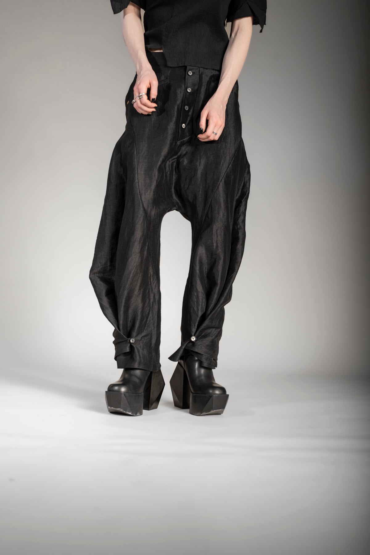 eigensinnig wien | Coltrane | Extravagante Leinen Culotte in Schwarz