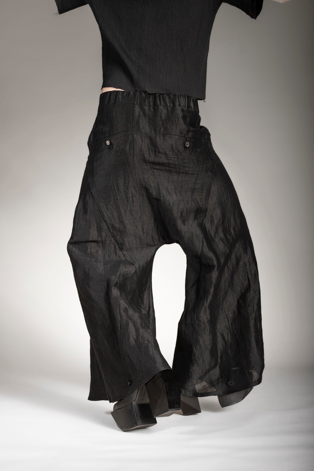 eigensinnig wien | Coltrane | Extravagante Leinen Culotte in Schwarz