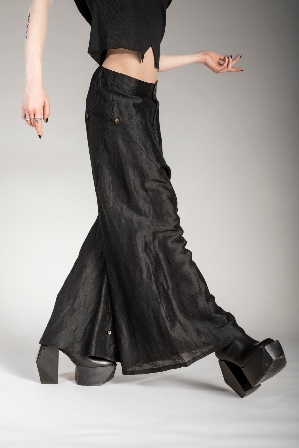 eigensinnig wien | Coltrane | Extravagante Leinen Culotte in Schwarz
