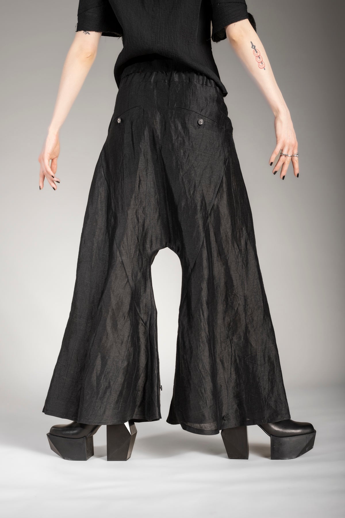 eigensinnig wien | Coltrane | Extravagante Leinen Culotte in Schwarz