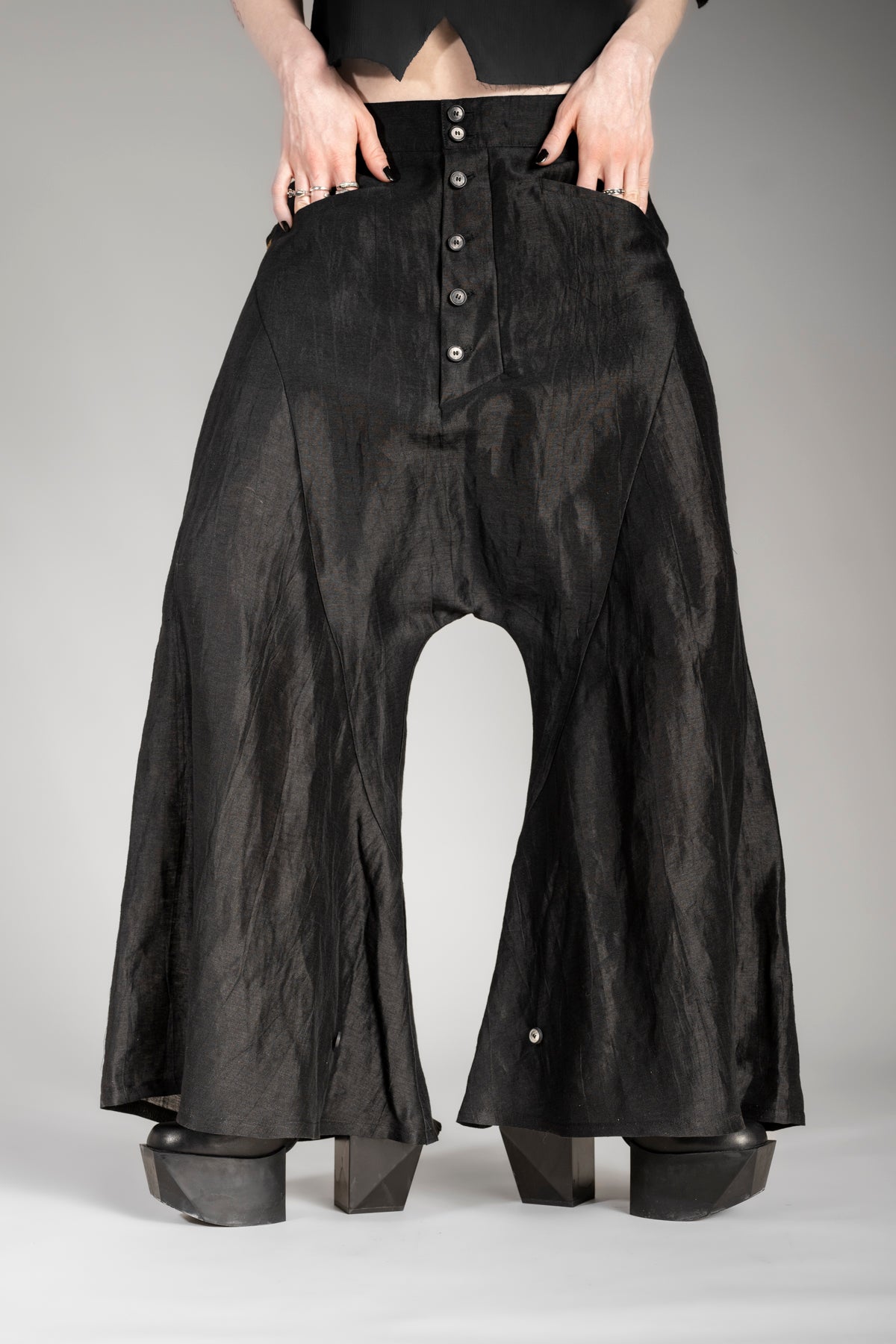 eigensinnig wien | Coltrane | Extravagante Leinen Culotte in Schwarz
