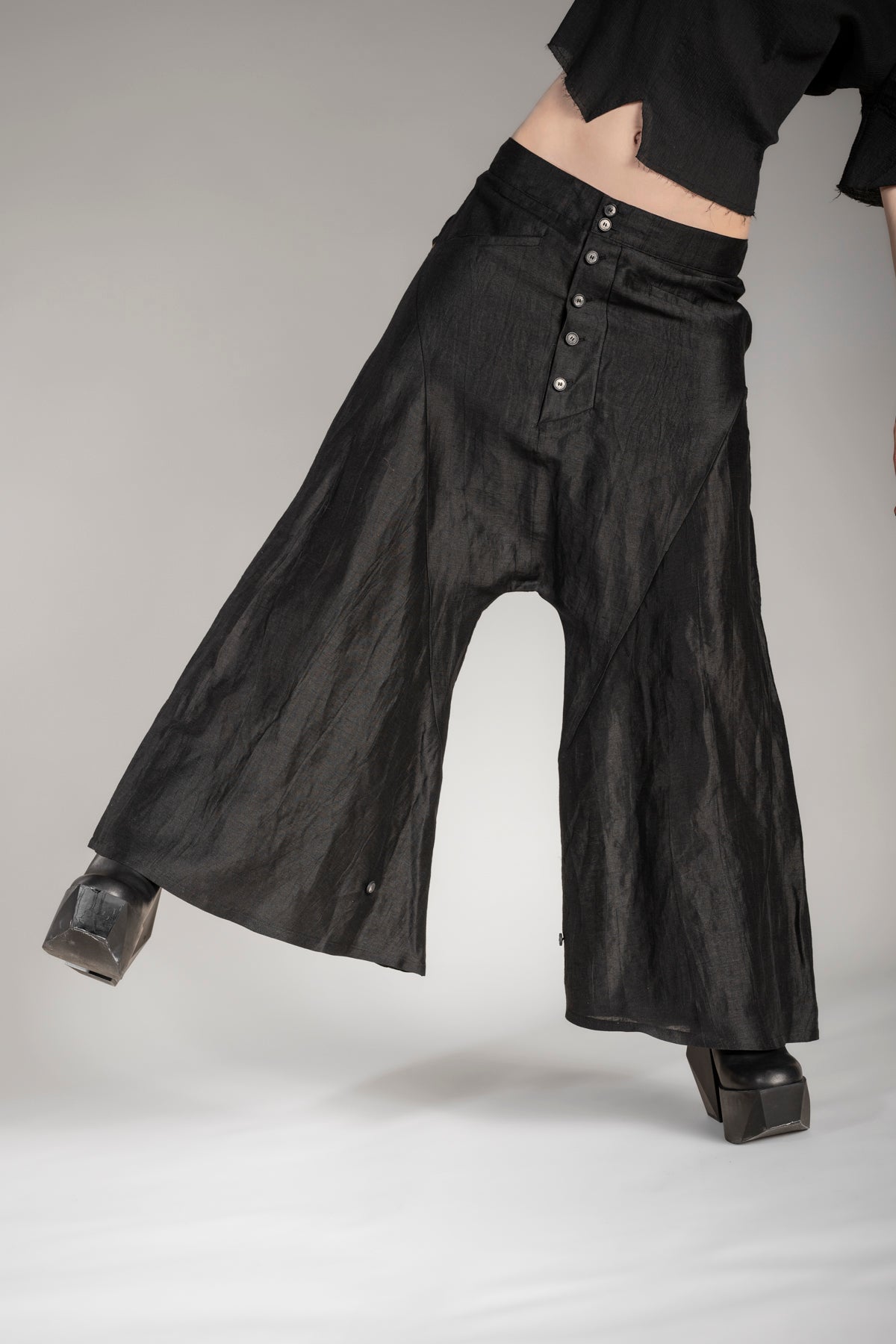 eigensinnig wien | Coltrane | Extravagante Leinen Culotte in Schwarz
