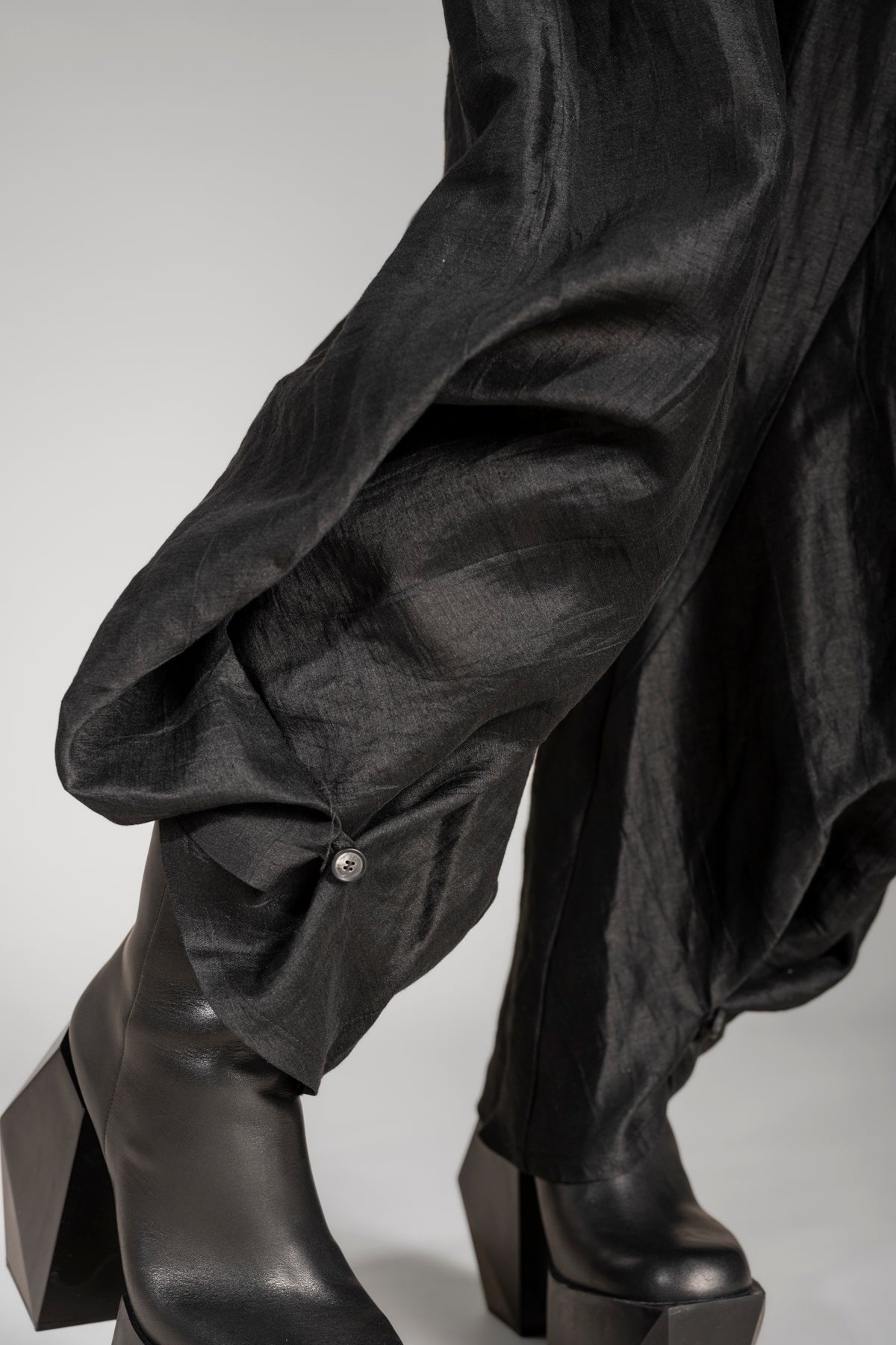 eigensinnig wien | Coltrane | Extravagante Leinen Culotte in Schwarz