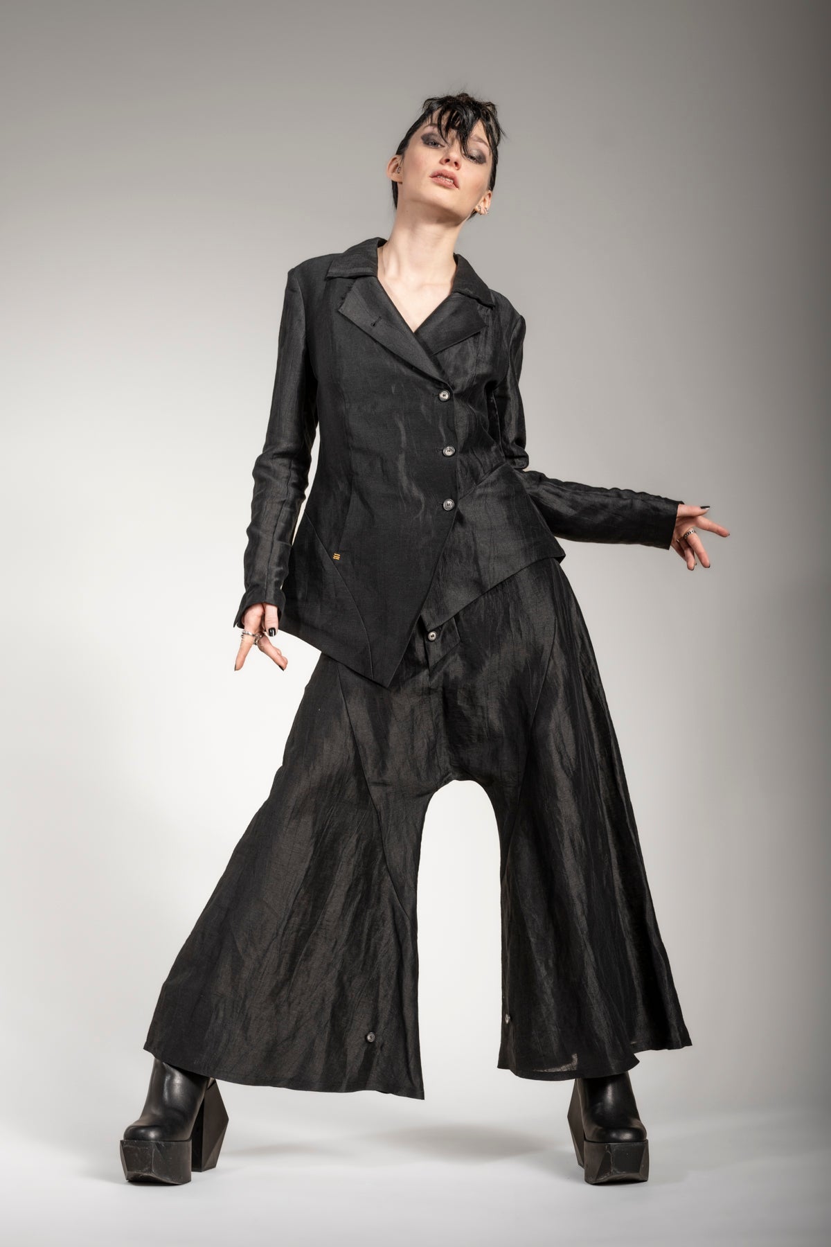 eigensinnig wien | Coltrane | Extravagante Leinen Culotte in Schwarz